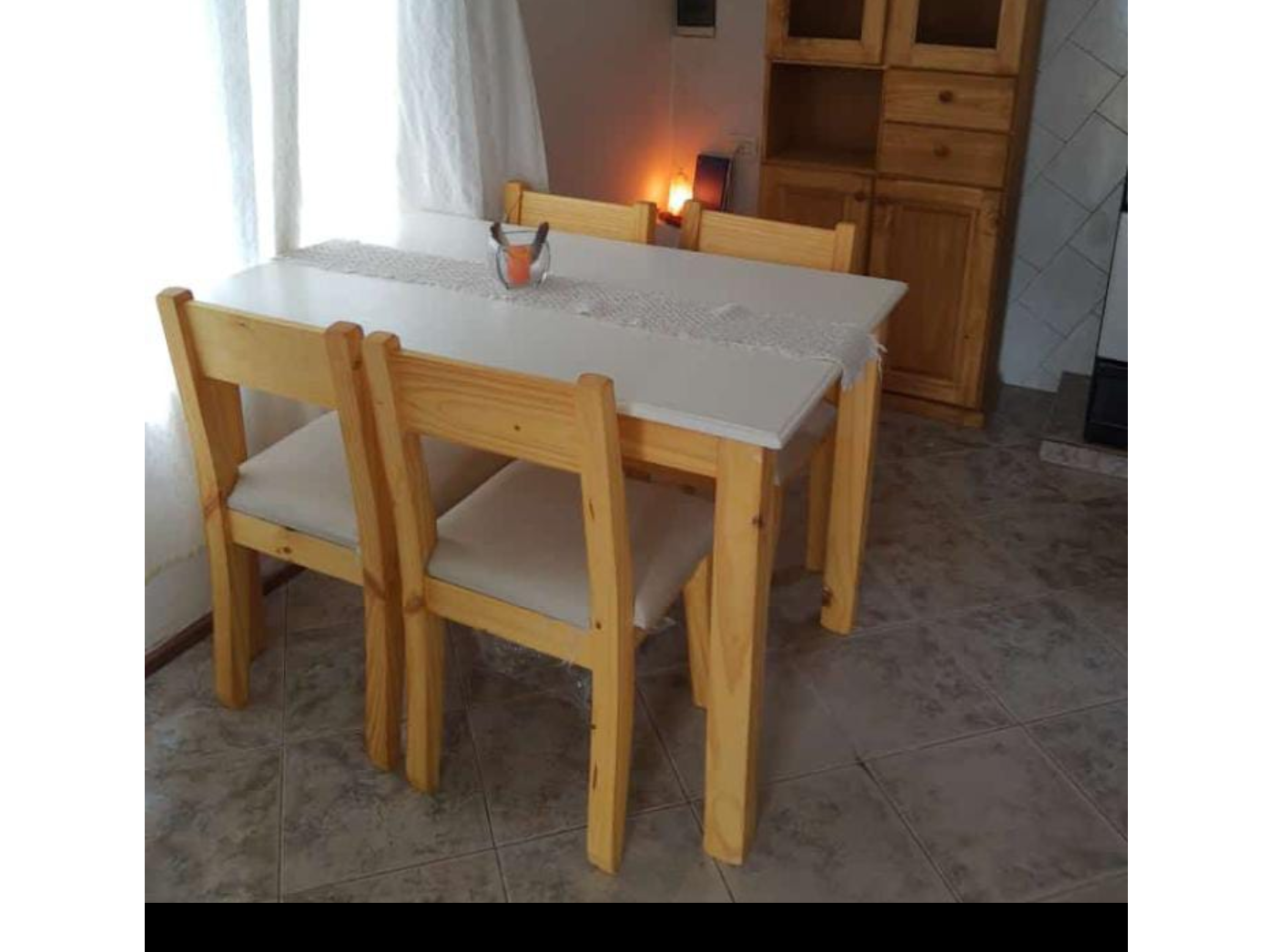 mesa escandinava 1,20/1,40 con sillas tapizadas
