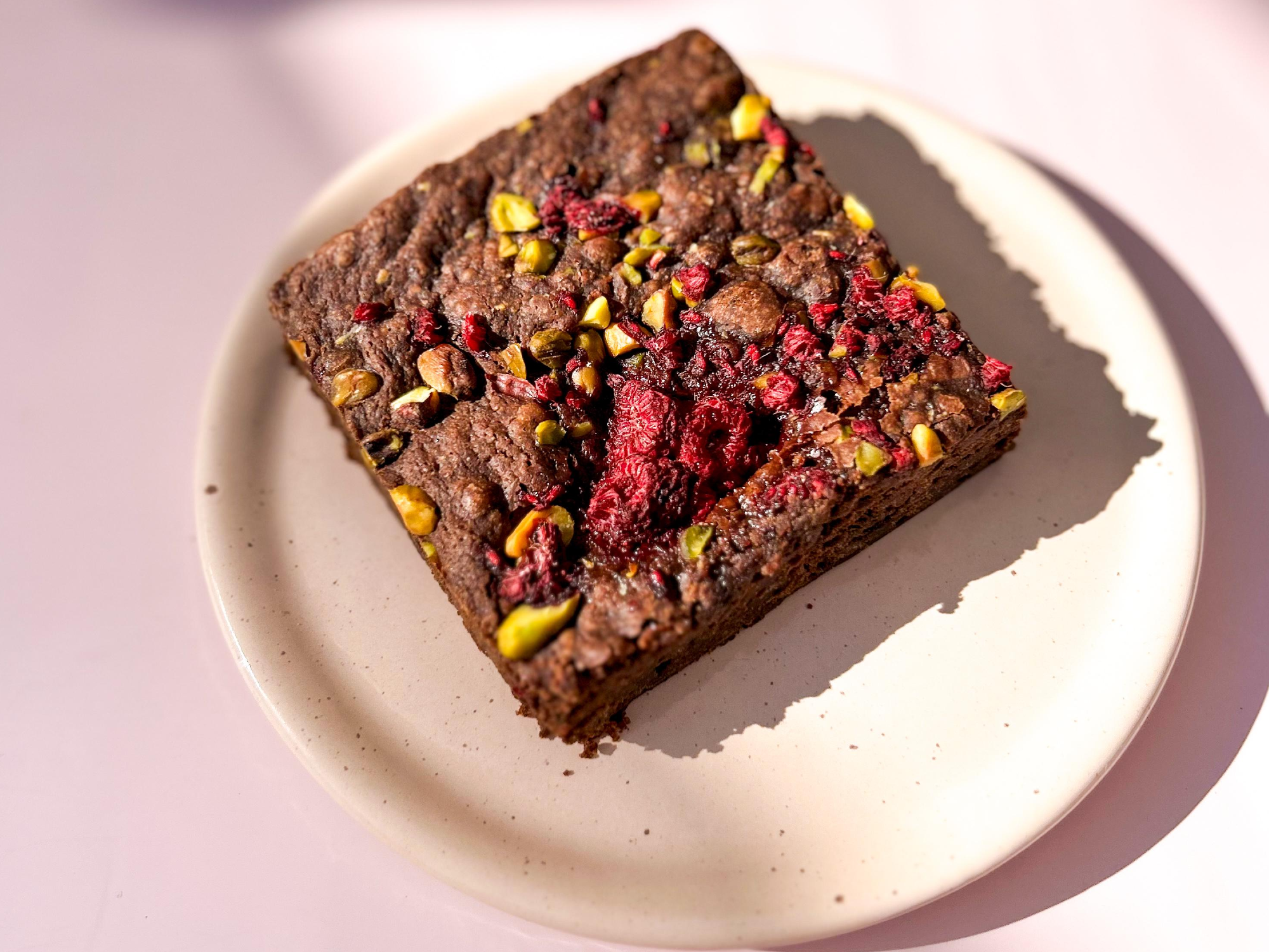 BROWNIE DE CHOCOLATE CON FRAMBUESA Y PISTACHOS