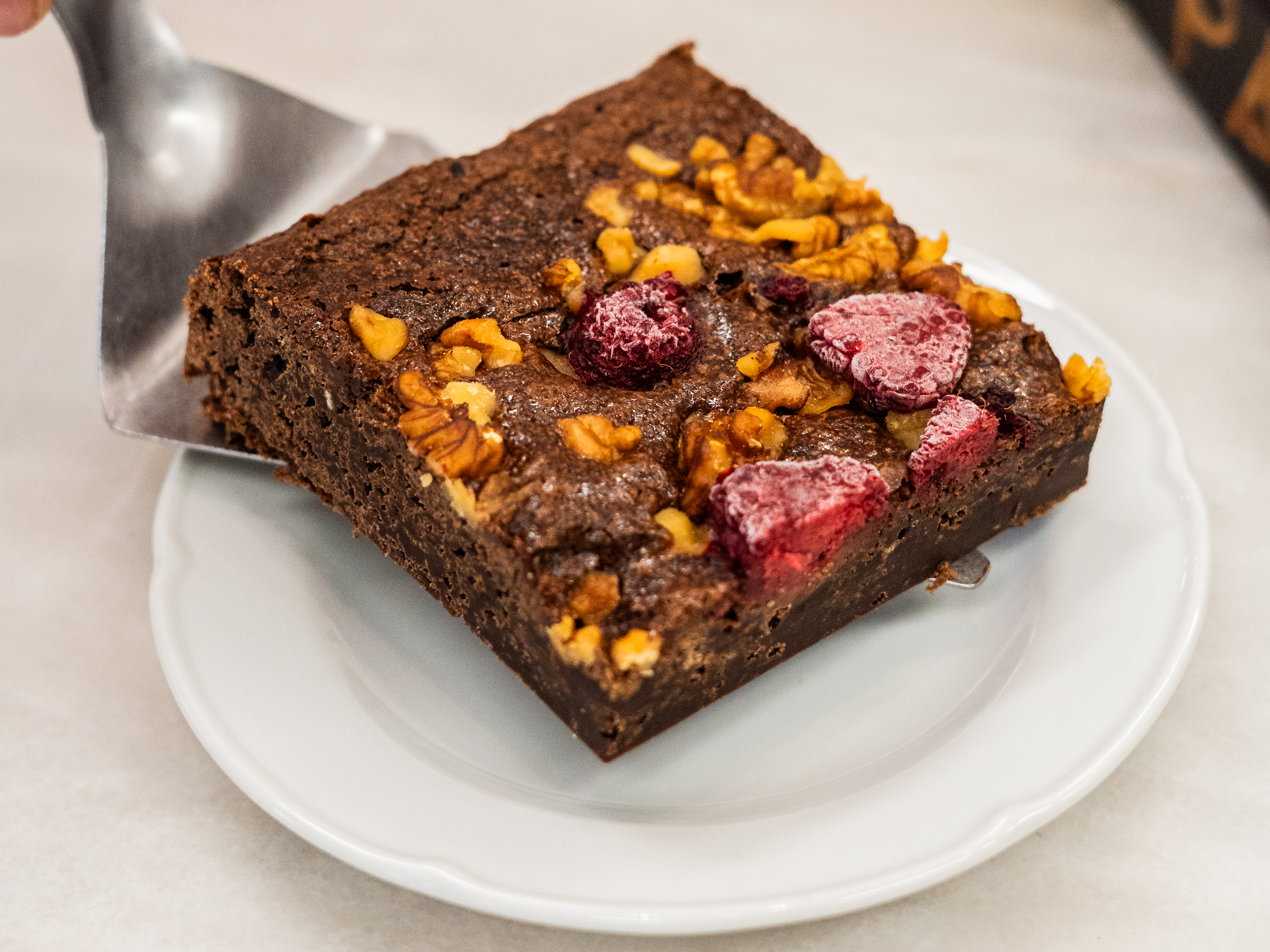 BROWNIE DE CHOCOLATE CON FRAMBUESA Y NUECES