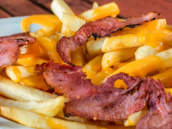 Papas con cheddar y bacon