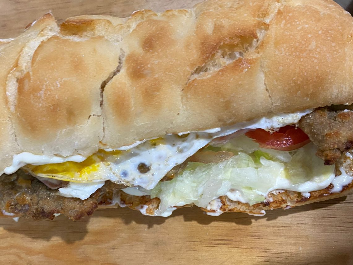 SANDWICH DE MILA TRADICIONAL C/ PAPAS de El Burgón
