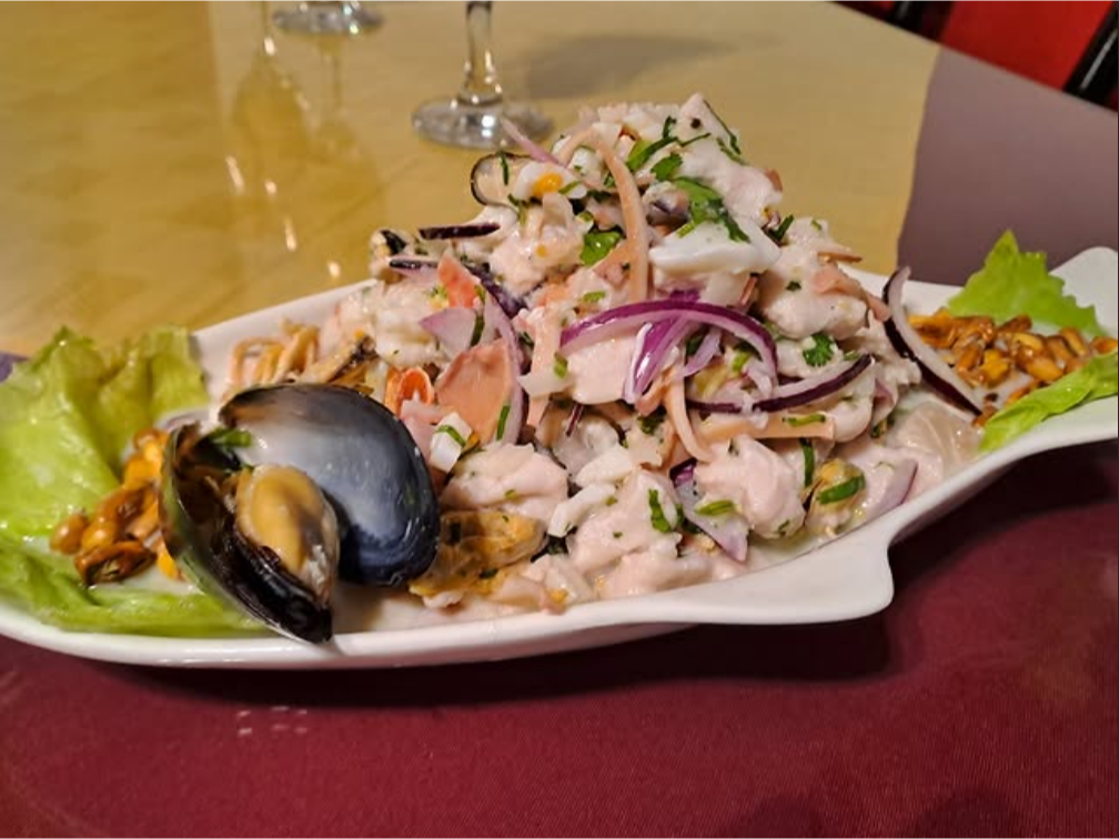 FUENTE de Ceviche de Mariscos