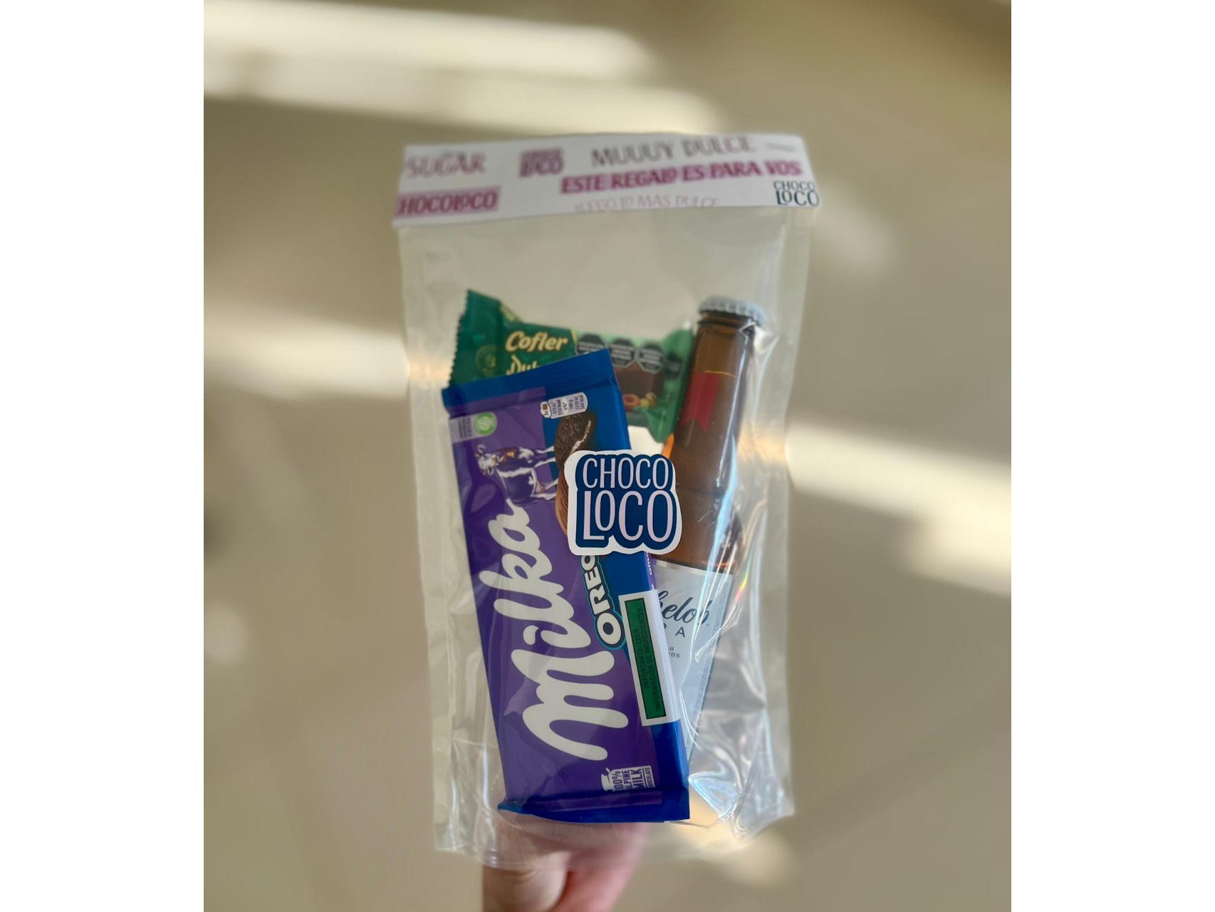 Ziploc con Chocolates y botella
