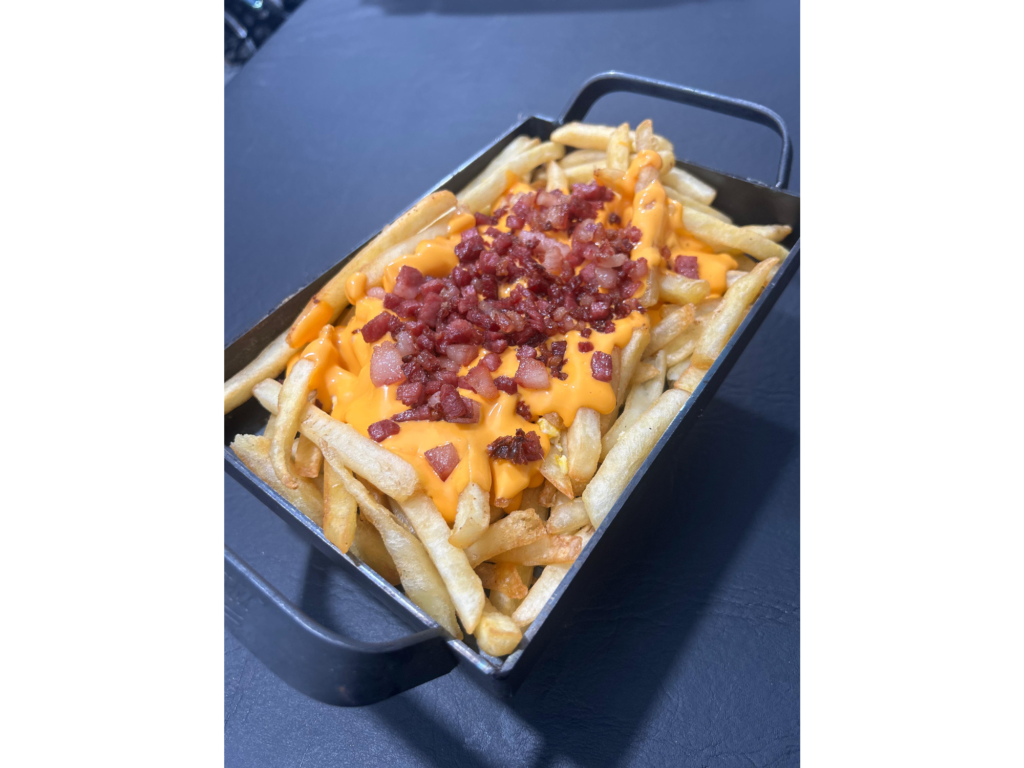 Porcion de papas con chedar y bacon