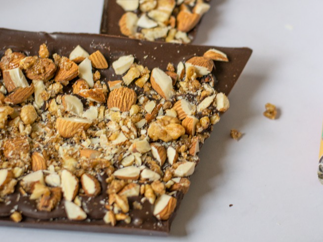 Semiamargo 60% con frutos secos de Bachi