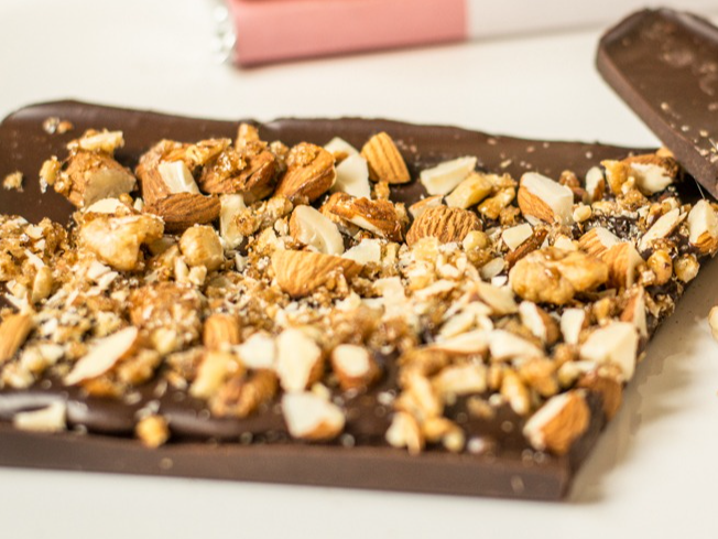 Chocolate con leche y frutos secos caramelizados