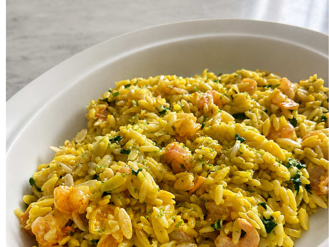 Pasta de Orzo cremoso con ají amarillo, camarones y almendras tostadas
