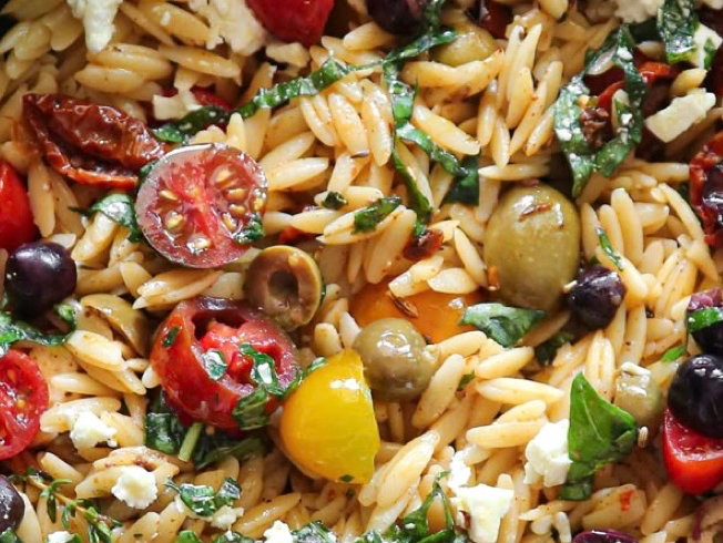 Pasta Orzo con pesto, tomates Cherry asados y aceitunas y queso feta
