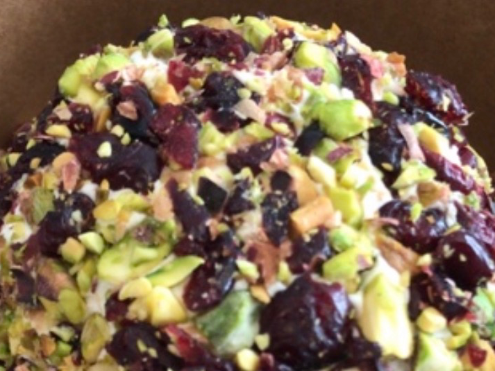Bola de queso crema con tocino, cranberries y pistachos