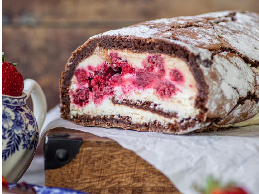 Roulade de Chovolate con crema batida y frambuesas