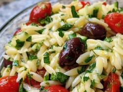 Pasta Orzo mediterránea (pesto, tomate, aceitunas)