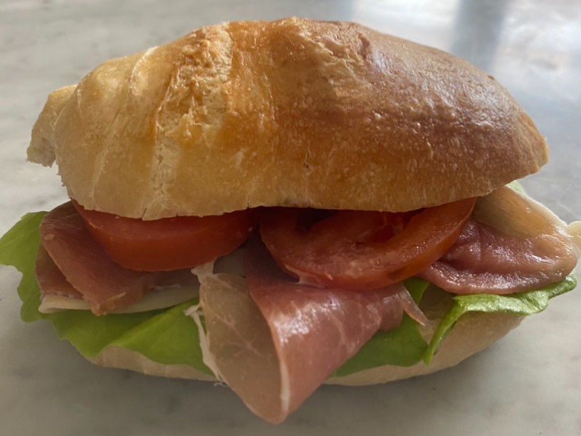 Jamón serrano, tomate , base Lechuga