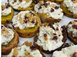 Queso crema con tocino, cranberries y nueces