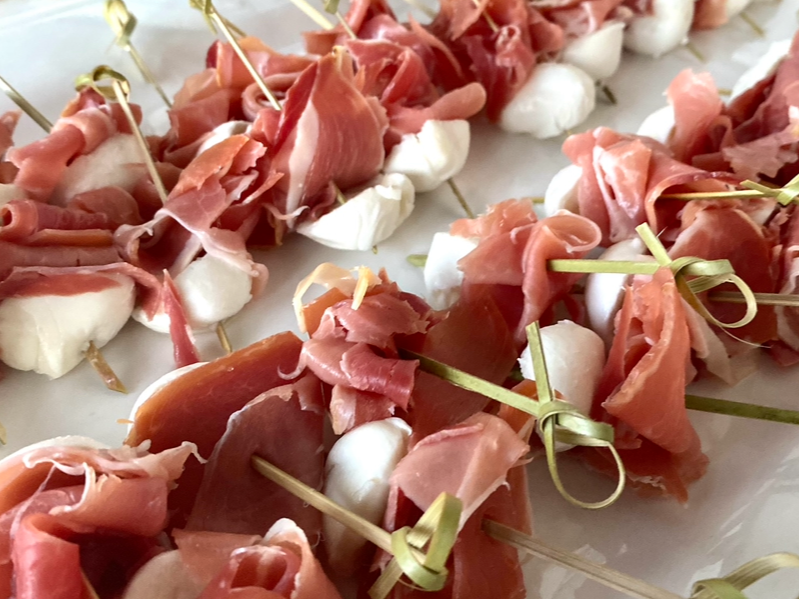 Pincho jamón serrano, Mozarella y rucula