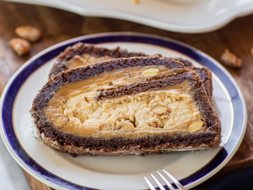 Roulade de Chocolate con manjar blanco, almendras  caramelizadas, mousse de manjar y praliné