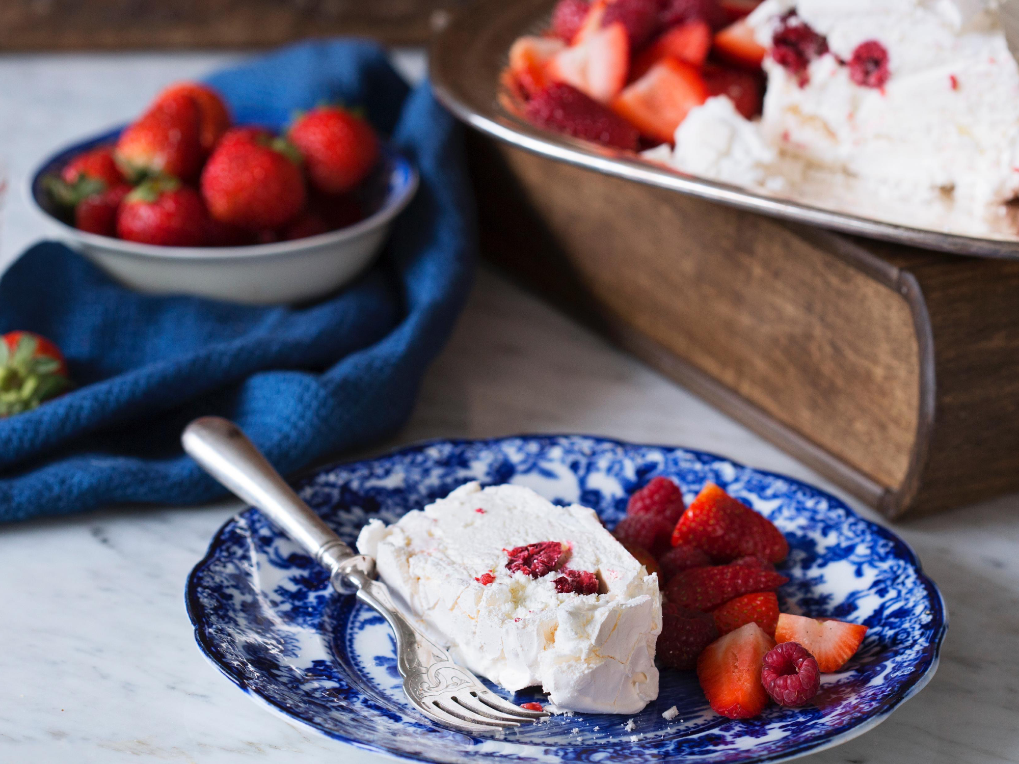 Rollo de Merengue, frambuesas y crema