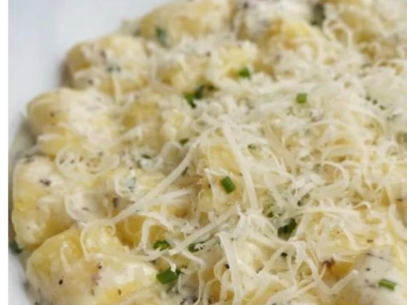Ñoquis con salsa de finas hierbas y queso