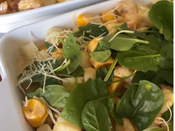 Ñoquis con salmón espinaca y nueces