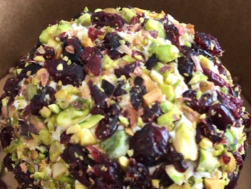 Bola de queso crema, con jamón serrano, cilantro, cranberries y pistachos