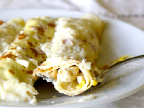 Panqueques con pollo y salsa blanca