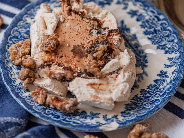 Rollo de Merengue con puré y mousse de castañas, castañas en almíbar y nueces caramelizadas