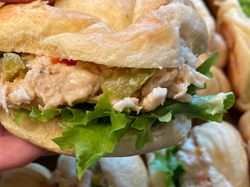 Pollo, pimentón asado, base lechuga