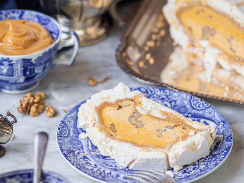 Rollo Merengue, manjar blanco, mousse de lúcuma y nueces caramelizadas