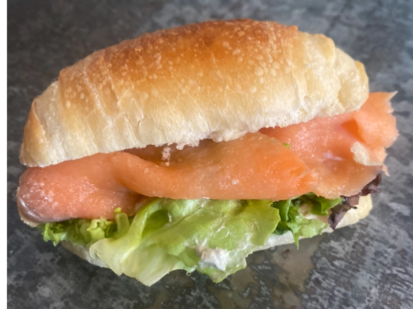 Salmón, mousse de alcaparras y Lechuga