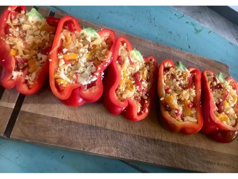 Pimentón relleno con queso y cebolla caramelizada