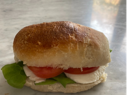 Mozarella, tomate asado, pesto y reducción balsamico