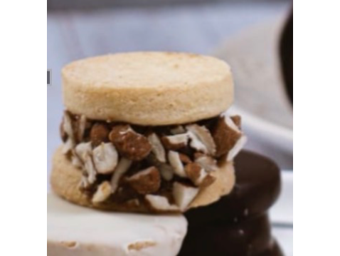 Alfajor de dulce de leche con almendras