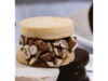 Alfajor de dulce de leche con almendras
