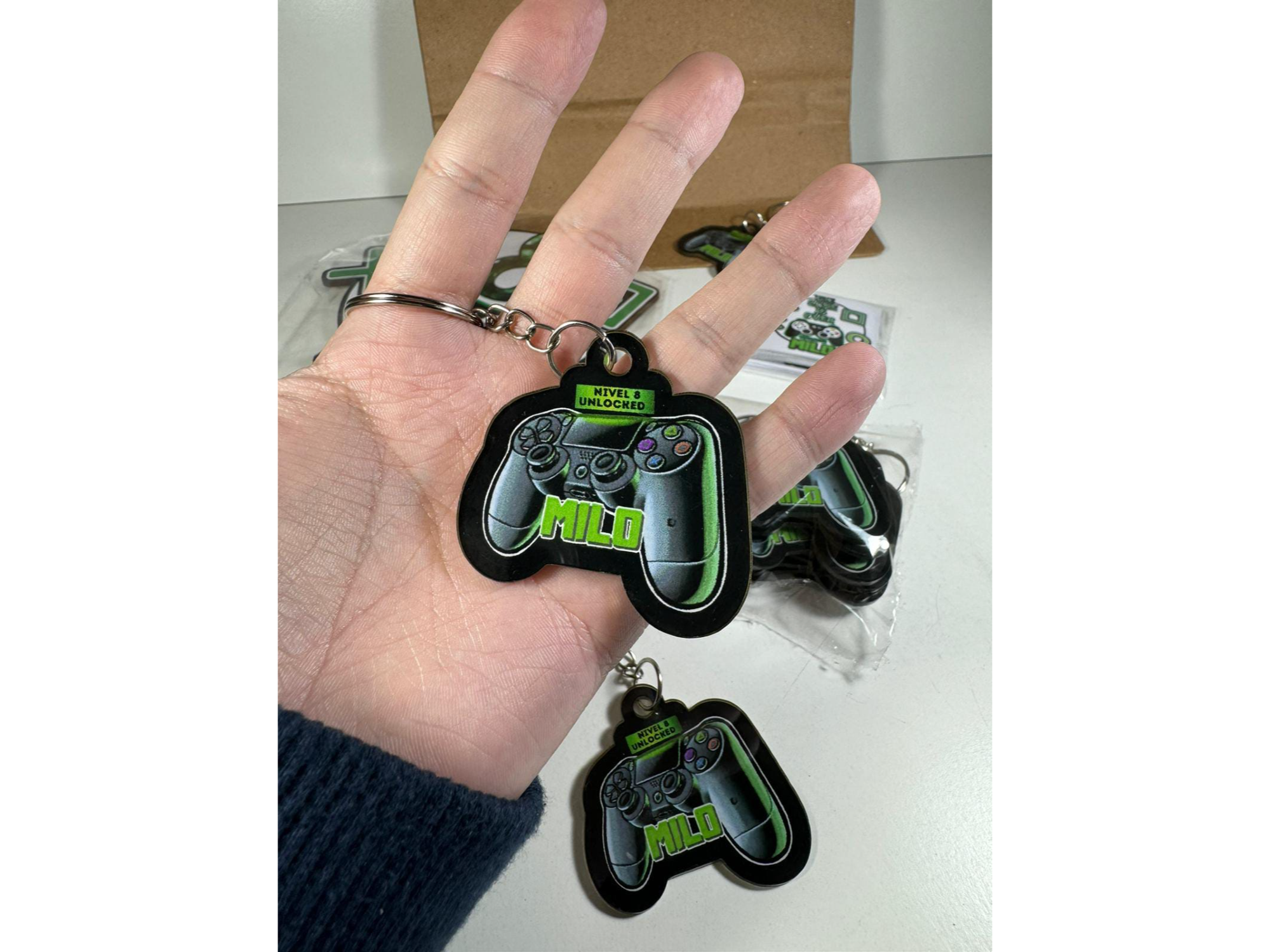 LLAVEROS ACRILICO CON VINILO COLOR