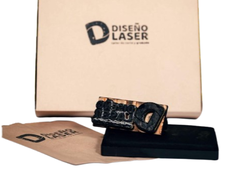 SELLO CON MANGO DE MADERA 10x10cm