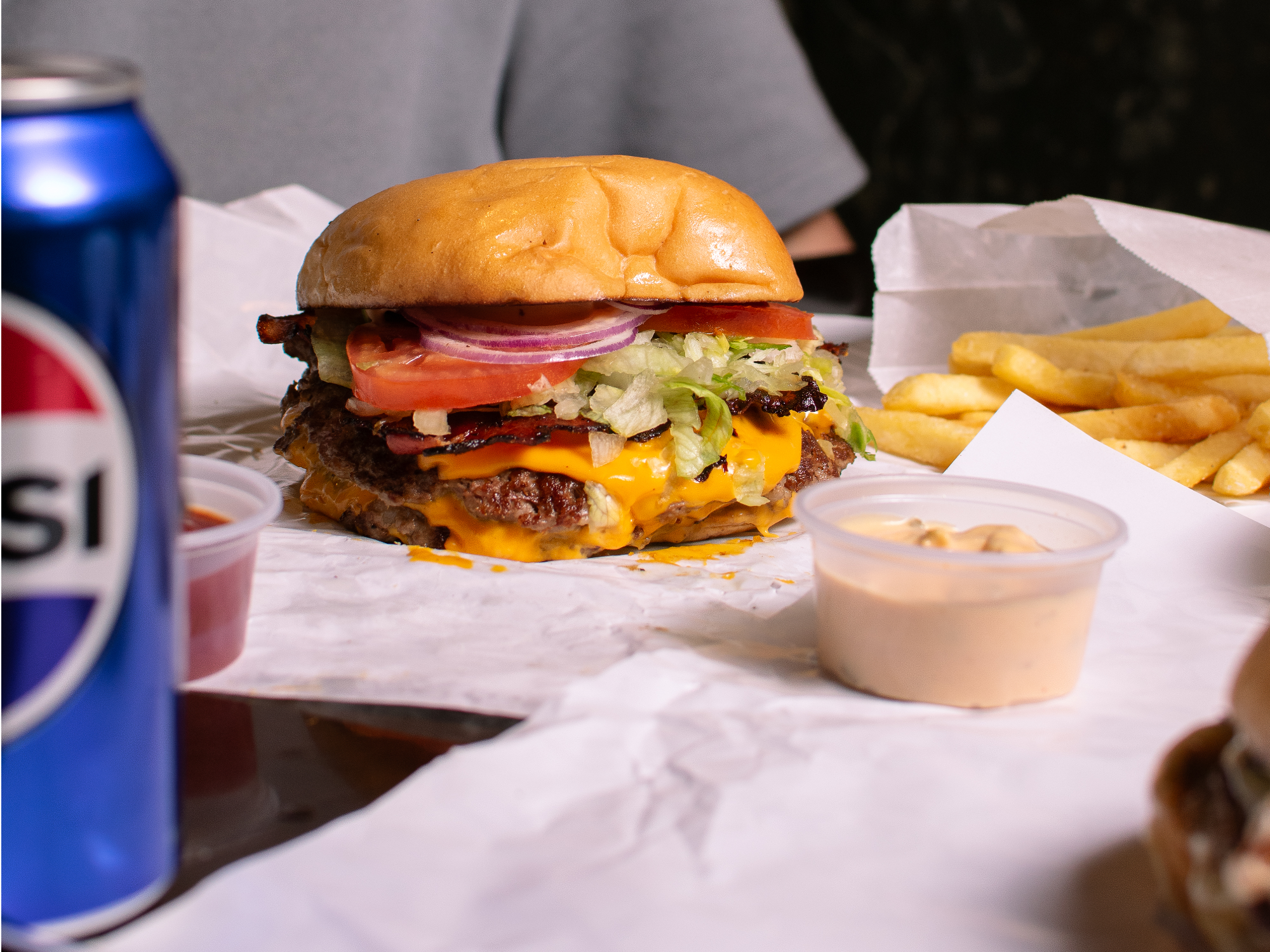 1 Burger + 1 Lata de gaseosa