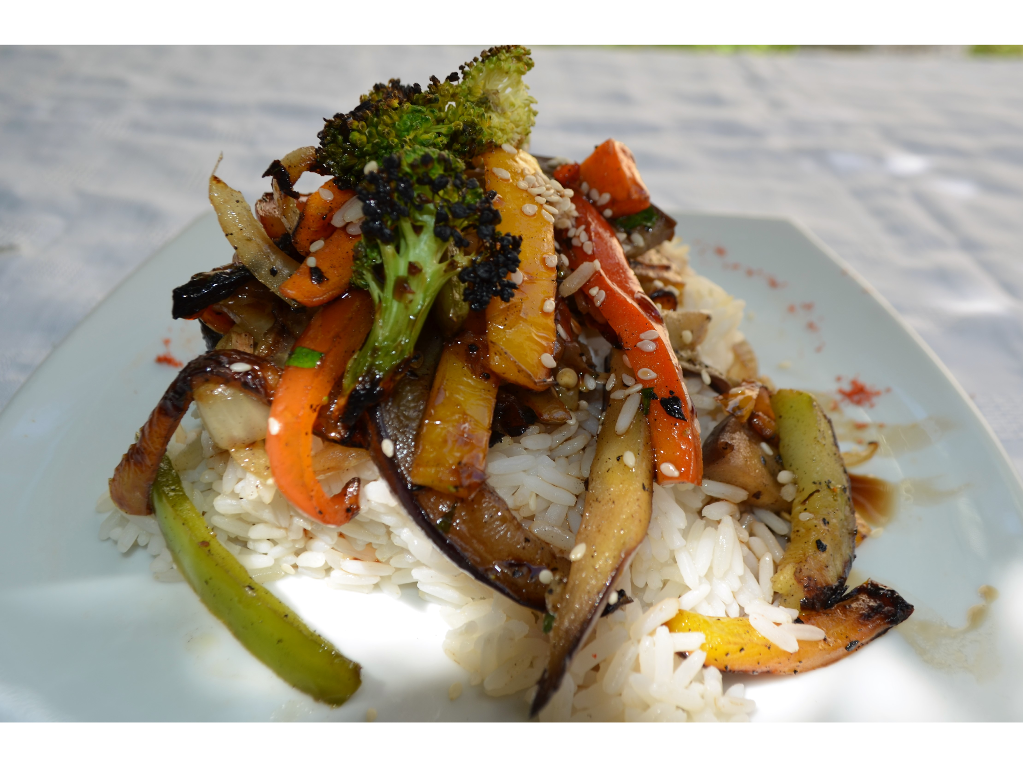 Chow Fan de Vegetales y Arroz  (Incluye bollitos de pan brioche y postre)