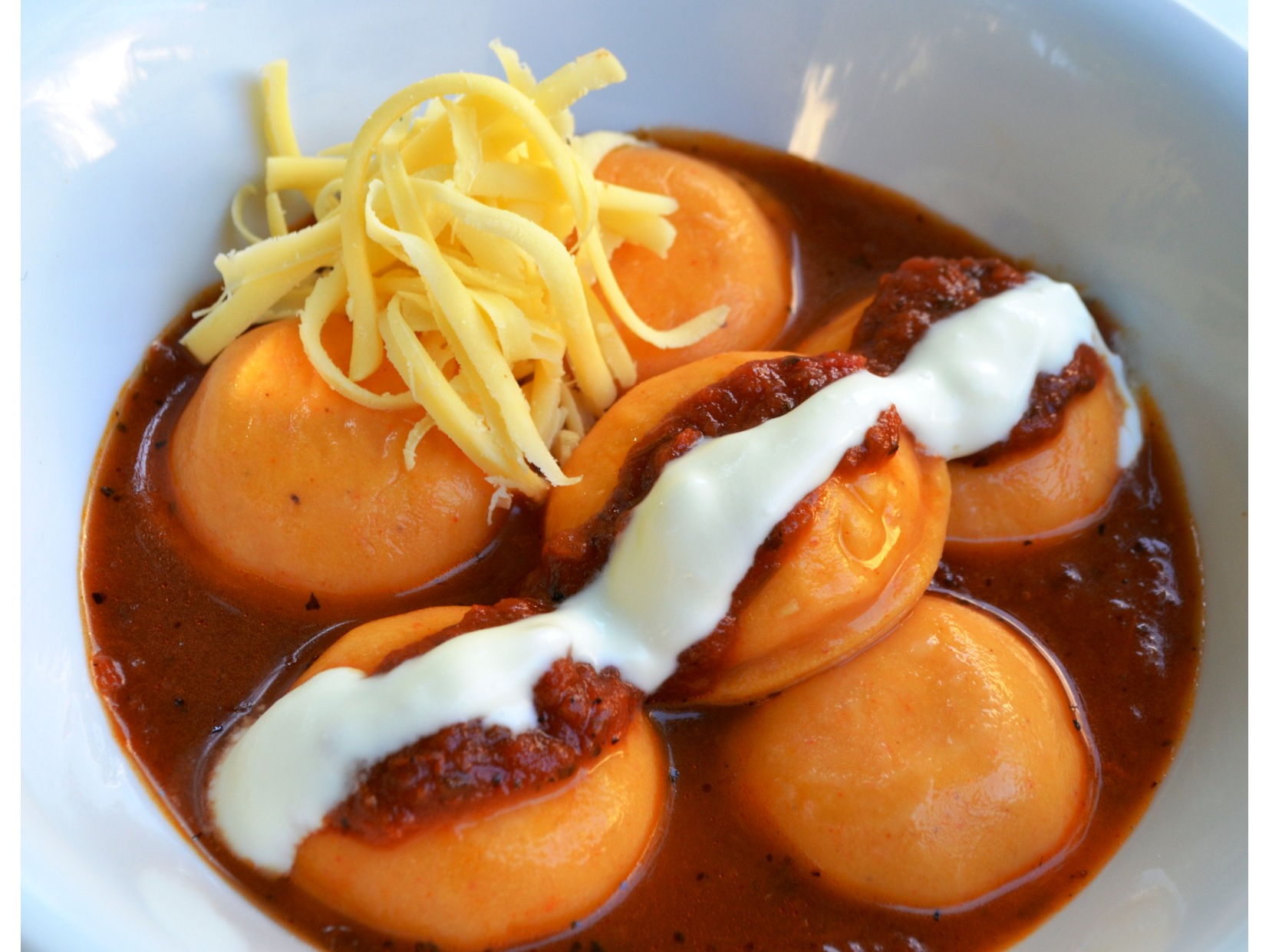 Sorrentinos de Calabaza con salsa a elección.  (Inclye bollitos de pan brioche, postre y queso rallado)