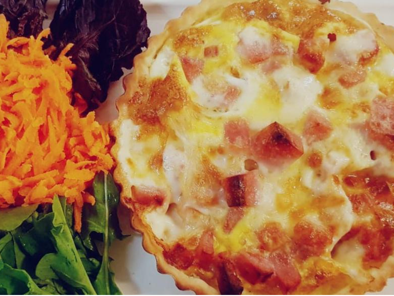 Tarta de Jamon y Queso  (Incluye Postre)