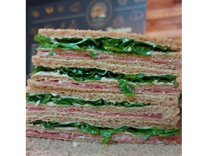 Sándwich de Jamón Crudo, Rúcula, Queso Parmesano, toque de Oliva