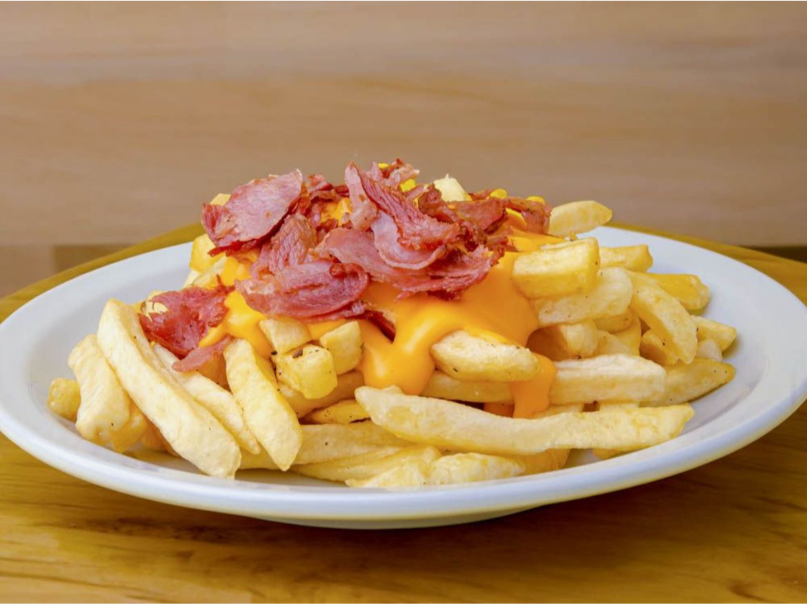 PAPAS CON CHEEDAR Y BACON