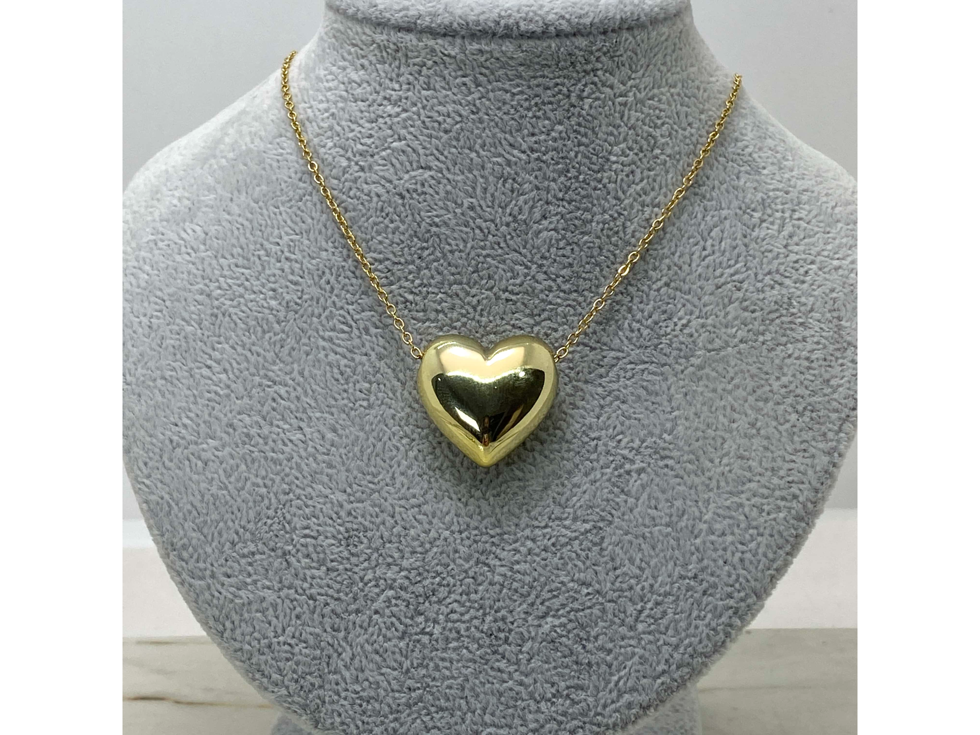 Collar corazón inflado dorado