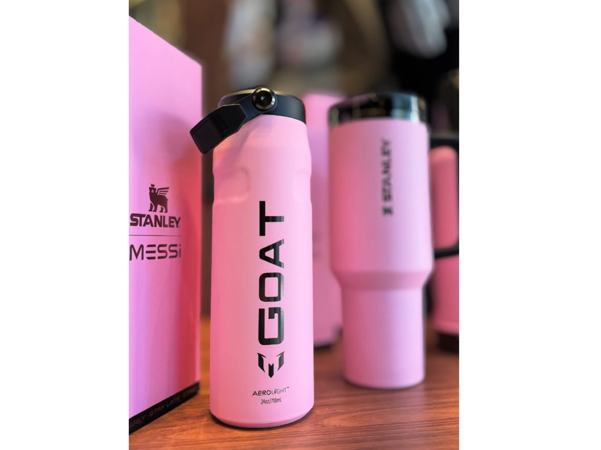 Botella Térmica GOAT Aerolight 710 ml Rosa – Edición Messi