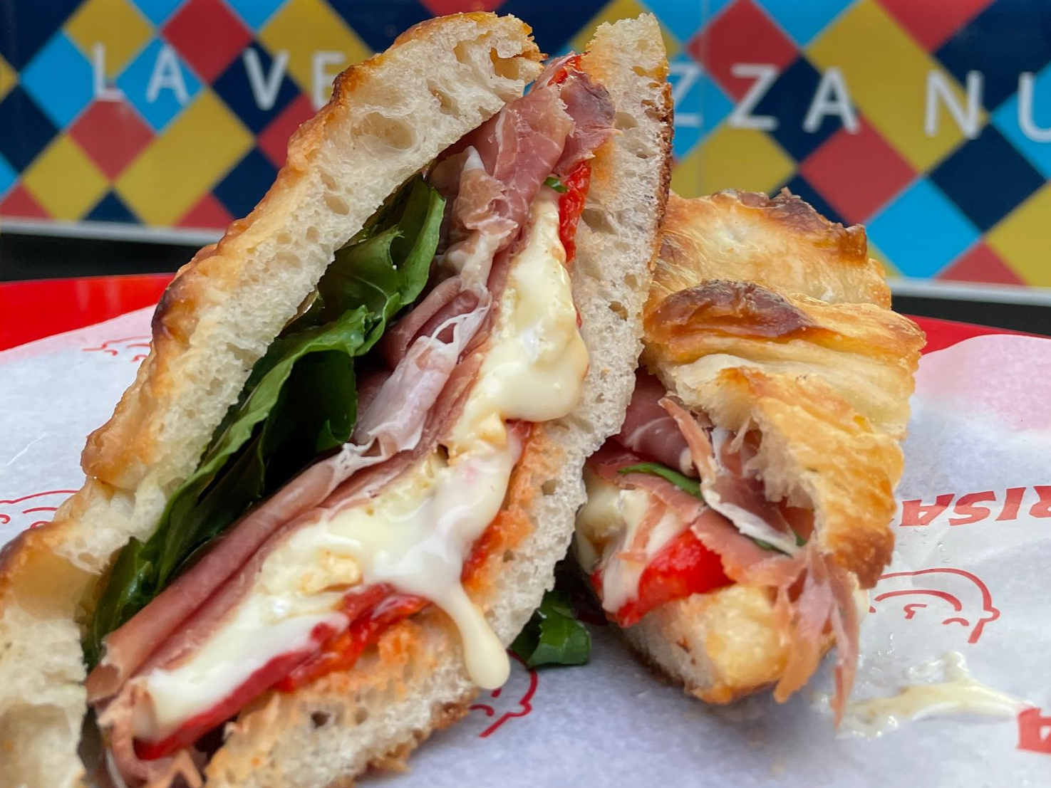 Focaccia de crudo y brie