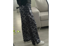 Pantalón logo negro frizado