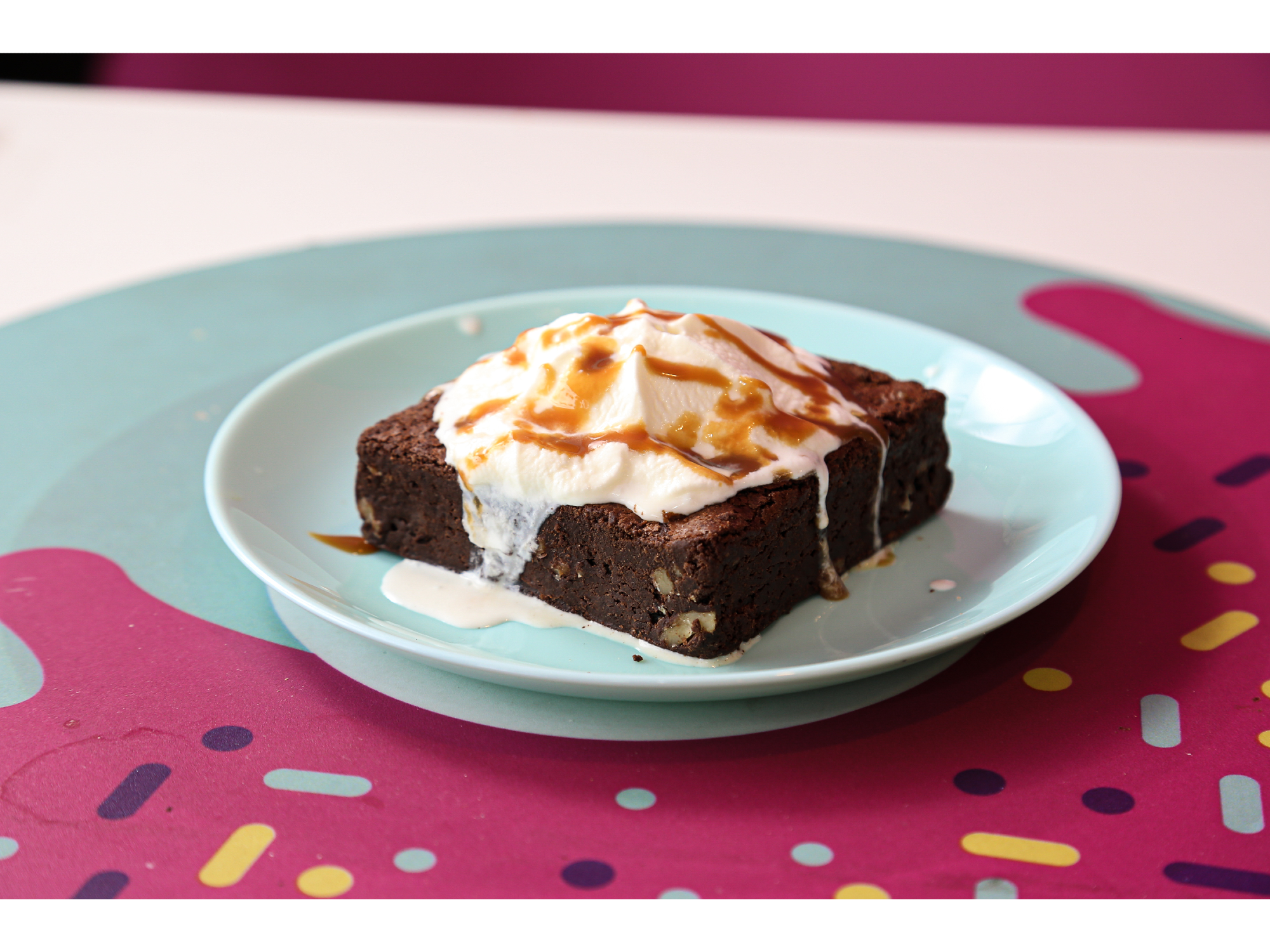 BROWNIE CON  CREMA Y SALSA