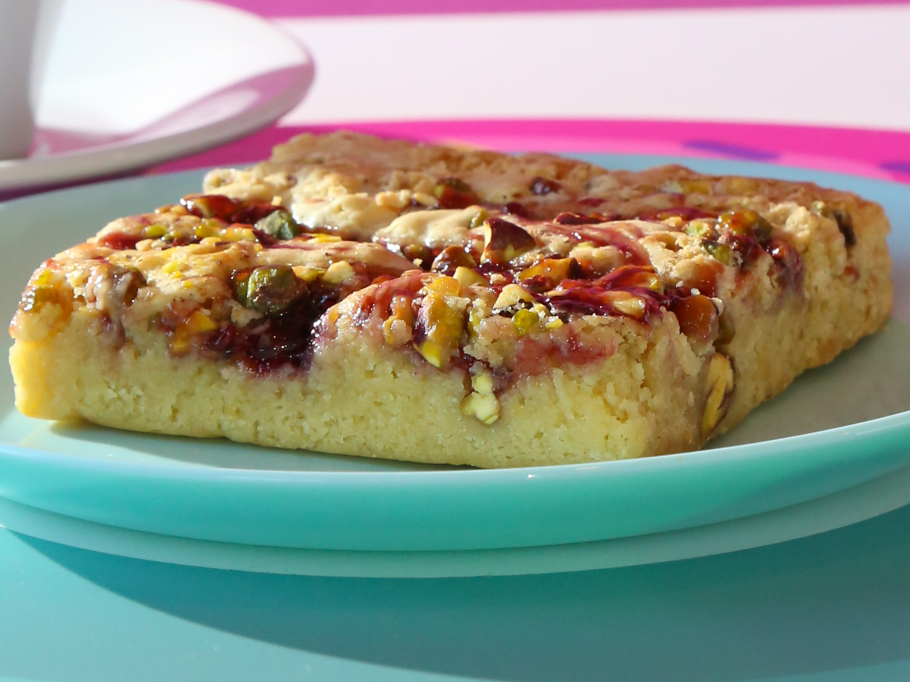 BLONDIE DE CHOCO BLANCO,PISTACHO Y FRAMBUESA