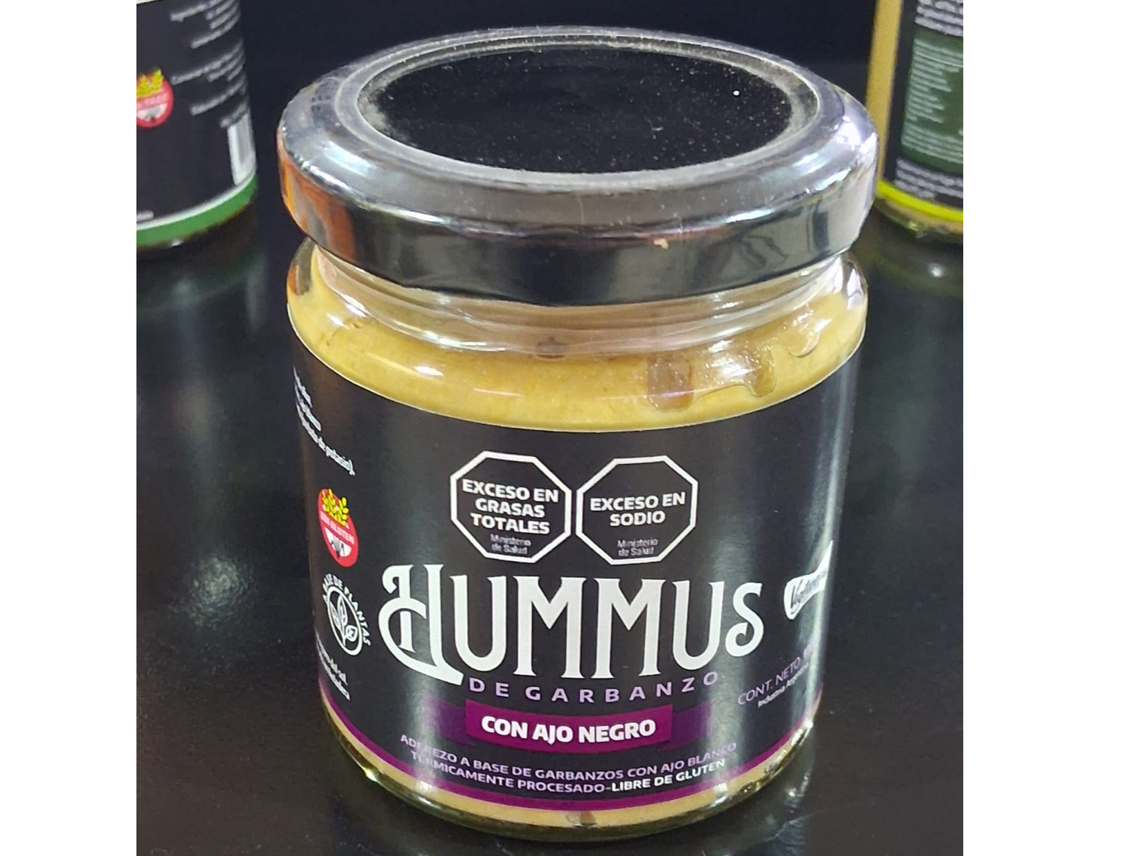 Hummus de garbanzo con ajo negro