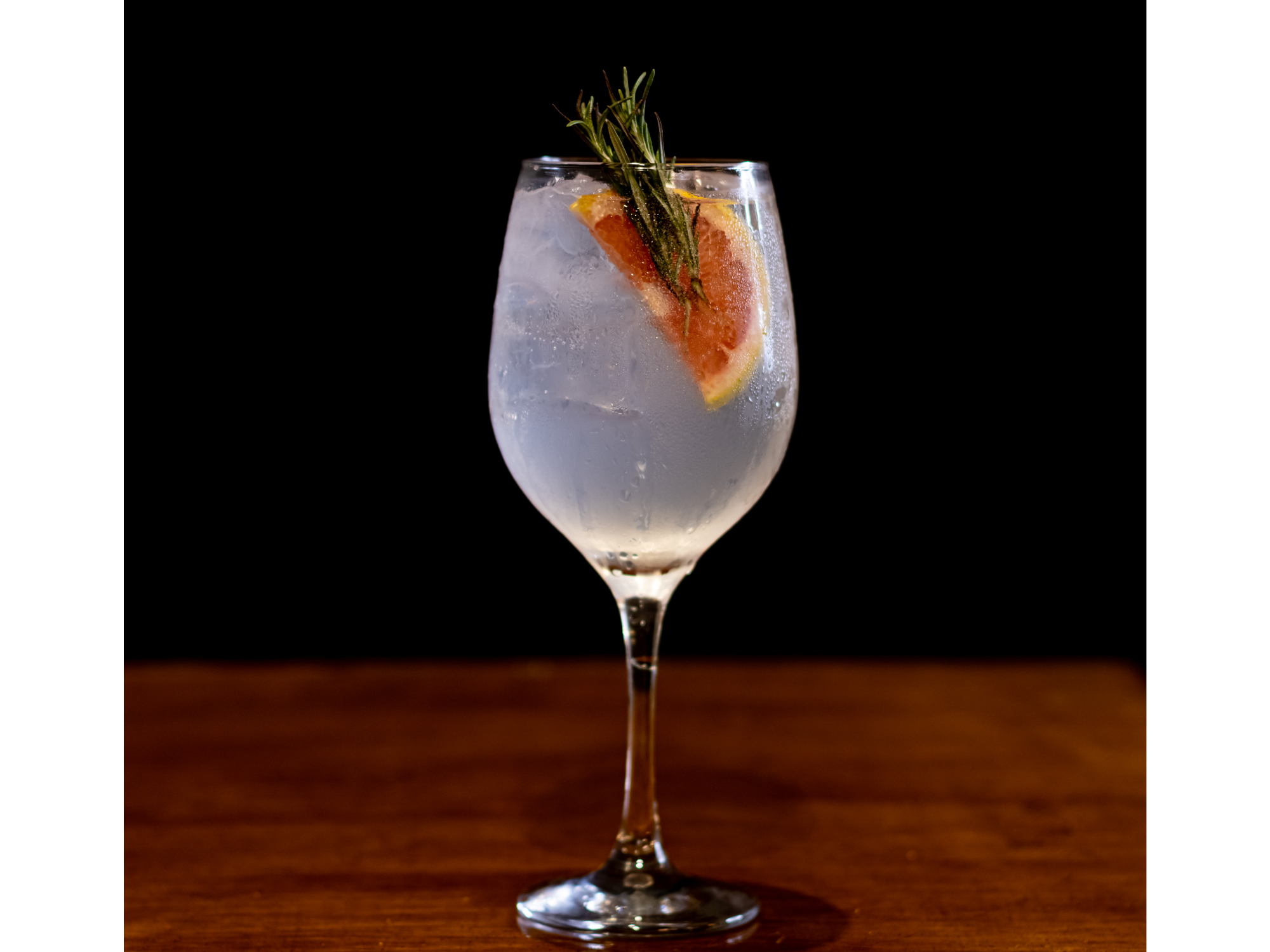 Gin Tonic de Pomelo Rosado y Romero