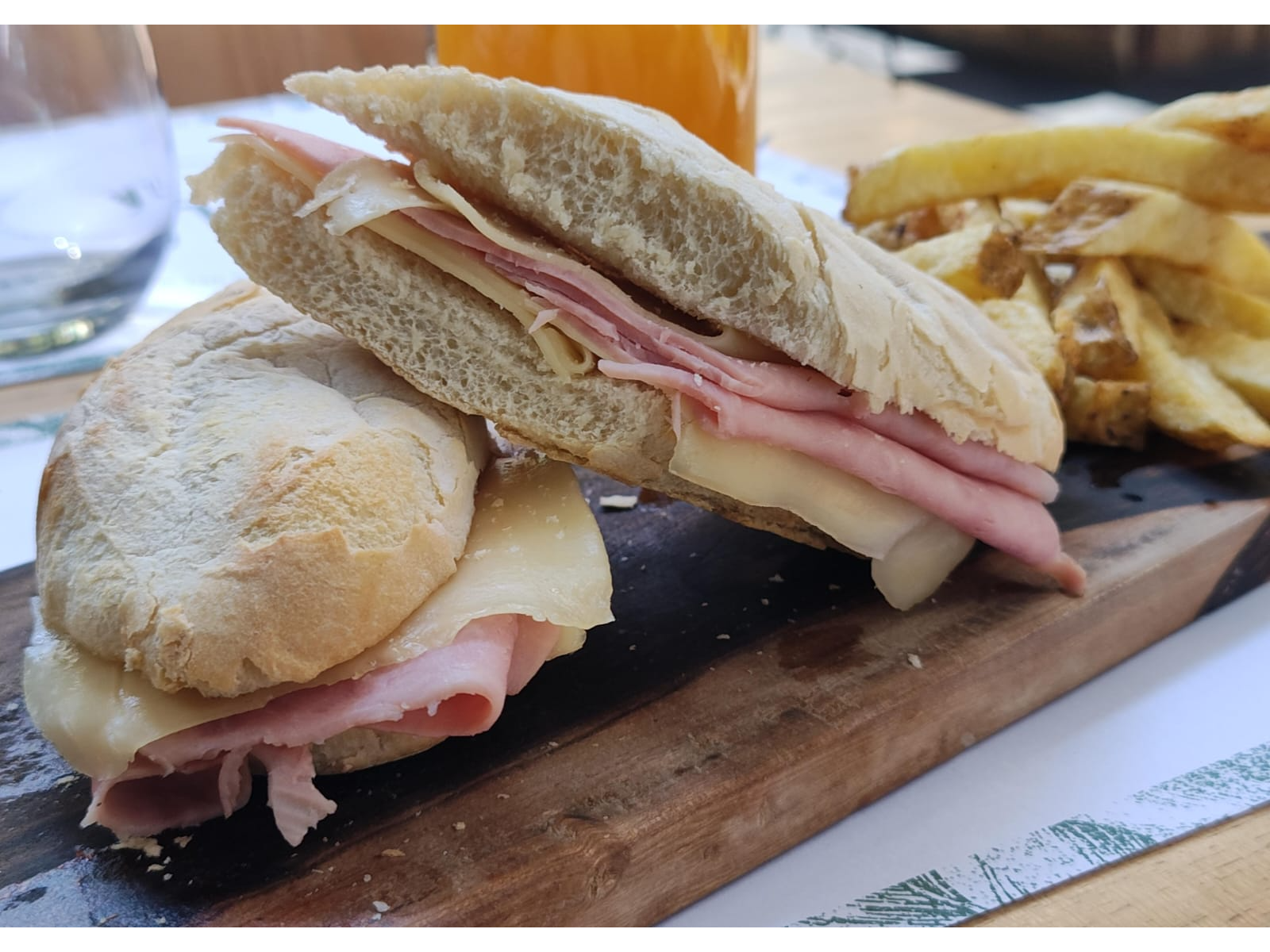 Baguette de jamon y queso