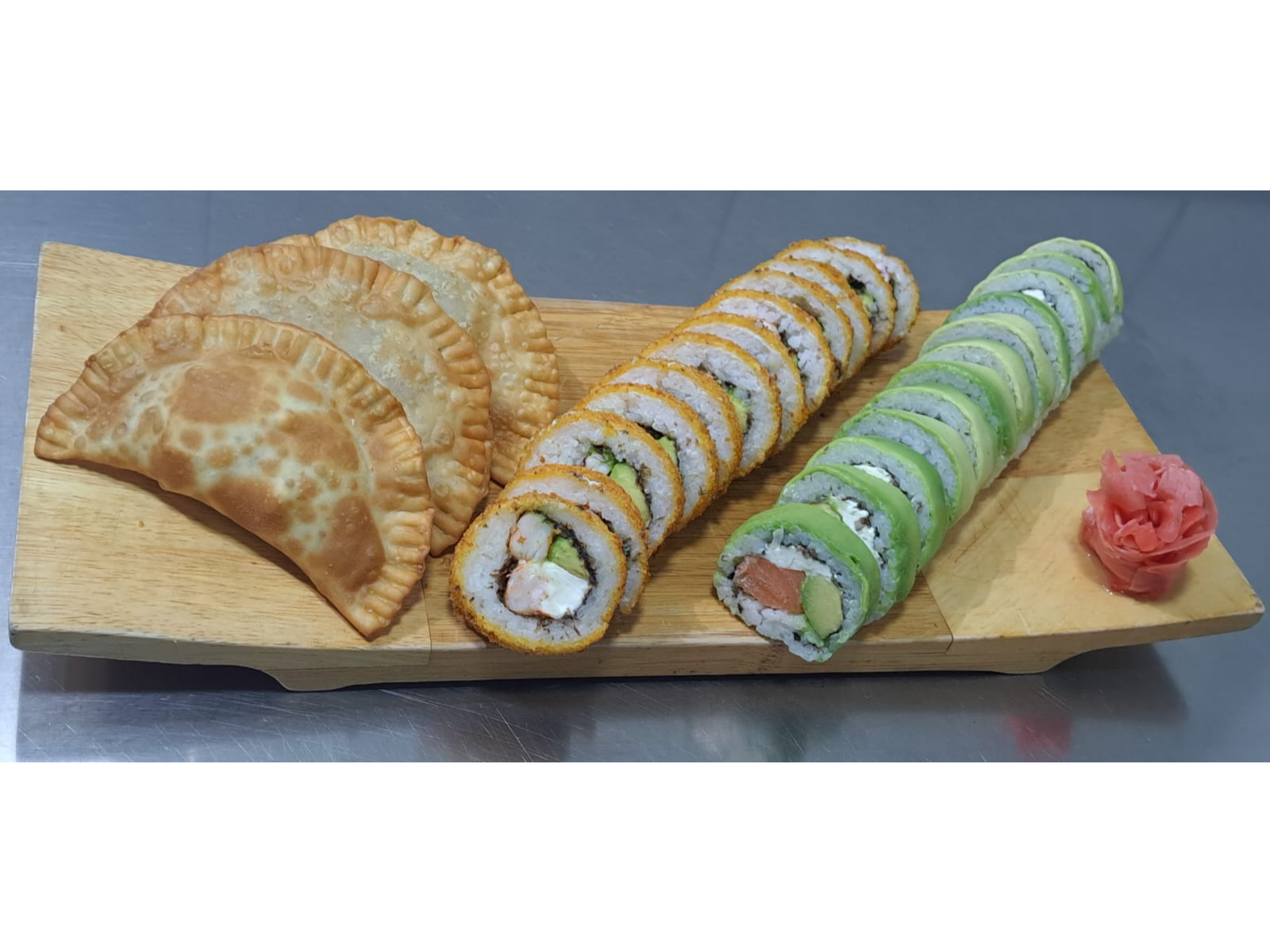 Promo 24 piezas + 6 empanaditas queso coctel